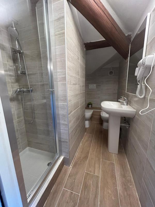 Triple Room with Private External Bathroom - Attic image 2