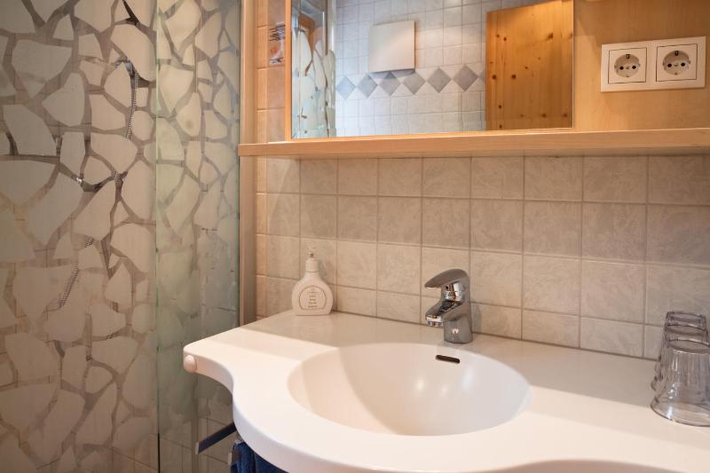 Deluxe Double Room with Shower image 3