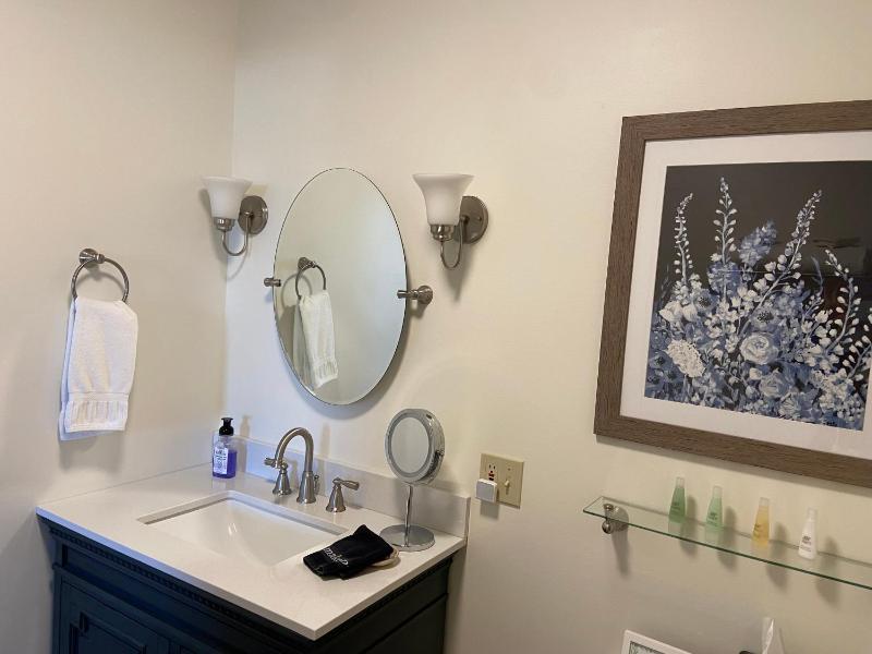 Queen Room image 2