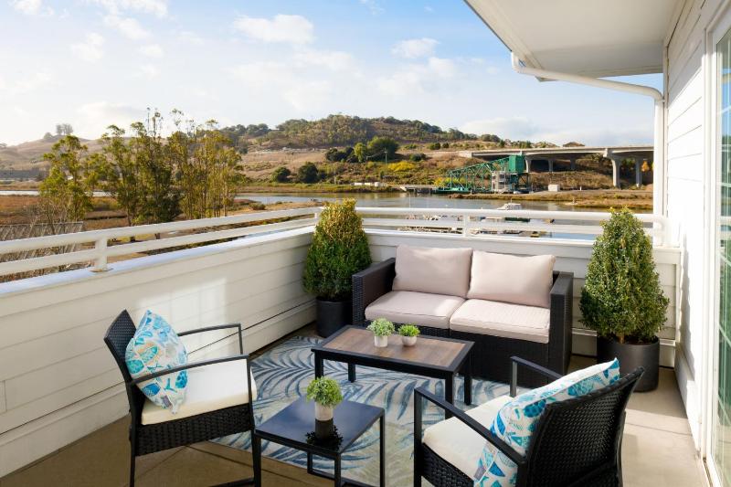 Junior King Suite with Marina View image 3