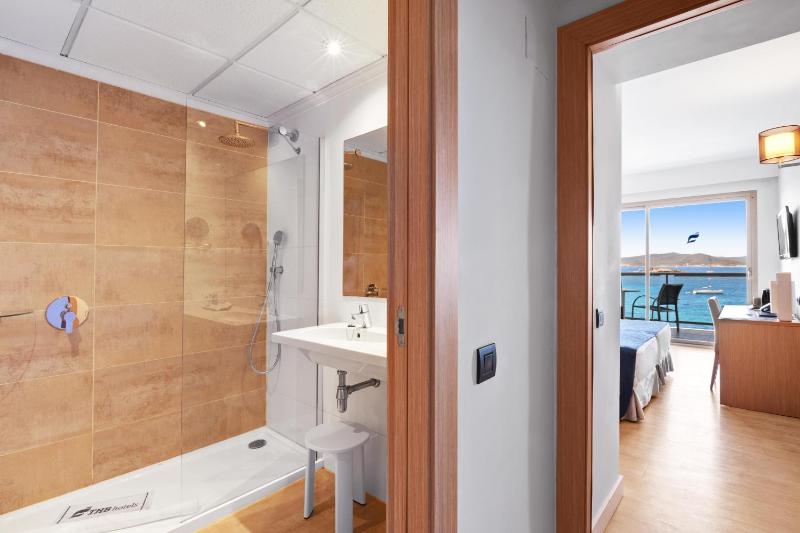 Double or Twin Room with Sea View image 4