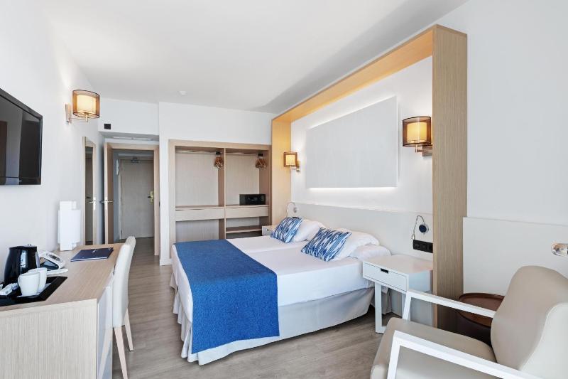 Double or Twin Room with Sea View image 3