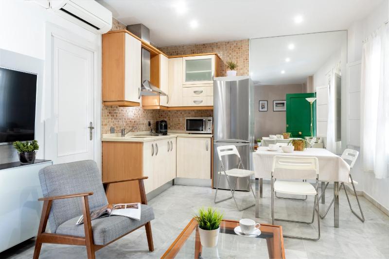Apartamento con terraza en Sevilla centro by Rent Me - image 7