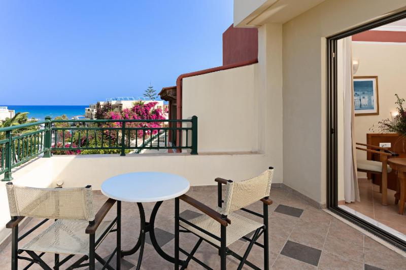 Standard Double or Twin Room with Side Sea View image 4