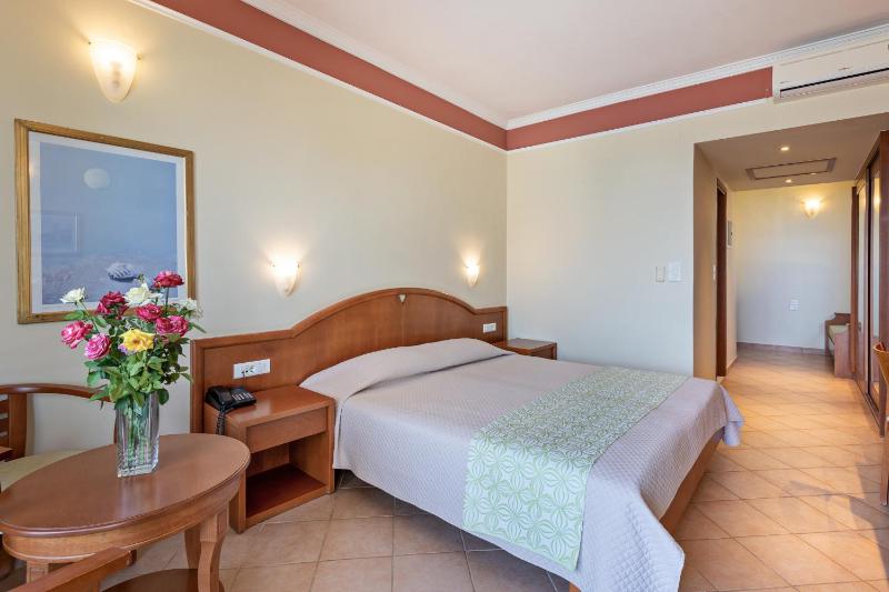 Superior Double or Twin Room with Front Sea View image 2