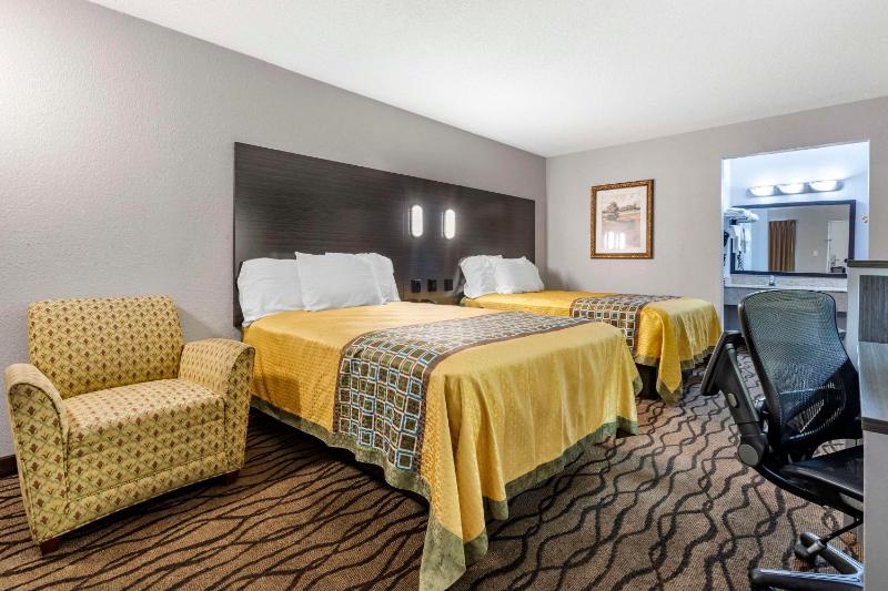 Double Room with Two Double Beds - Smoking image 2