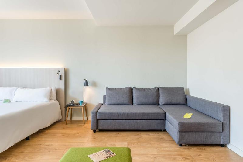 Deluxe  Triple Room (2 adults + 1 child) image 2