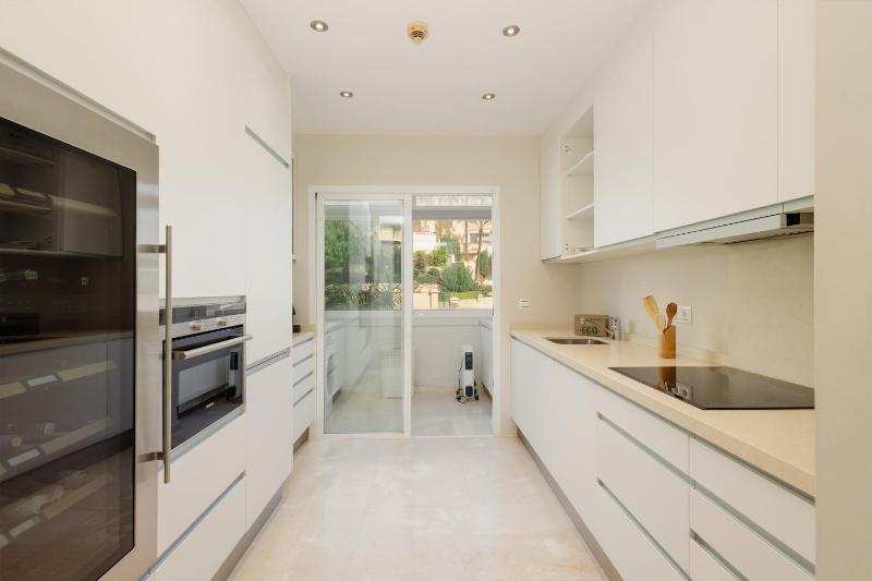 Holiday home with sea views south facing and close to the golf course and the beach in Elviria Hills - image 28