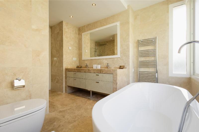 Holiday home with sea views south facing and close to the golf course and the beach in Elviria Hills - image 48