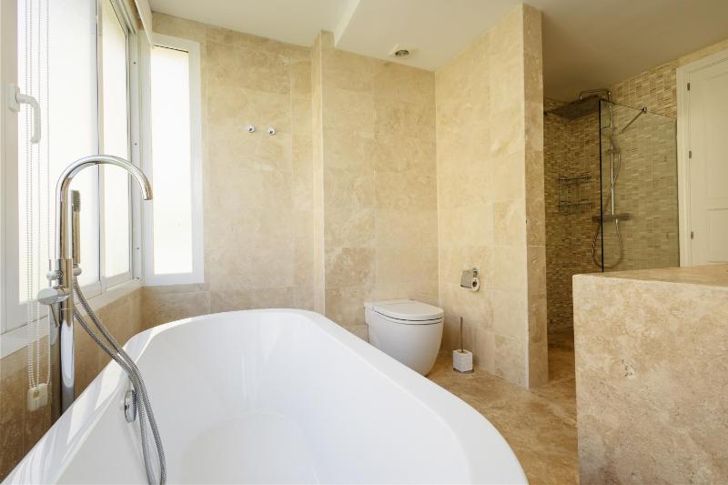 Holiday home with sea views south facing and close to the golf course and the beach in Elviria Hills - image 13