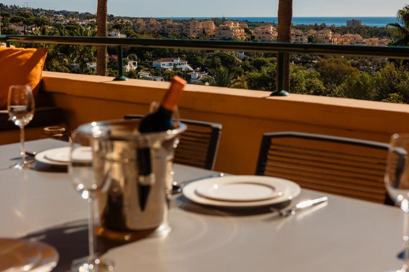 Holiday home with sea views south facing and close to the golf course and the beach in Elviria Hills - image 25
