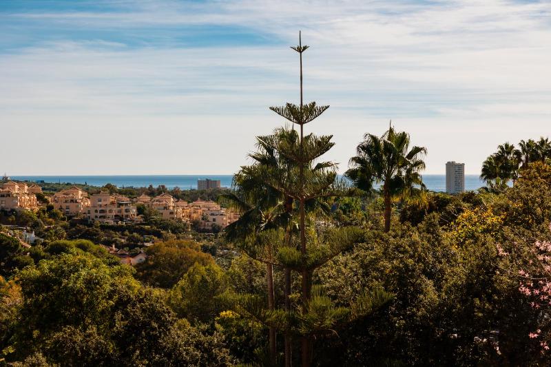Holiday home with sea views south facing and close to the golf course and the beach in Elviria Hills - image 12