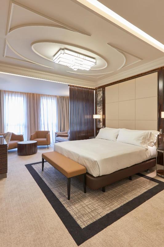 Deluxe King Room with Sofa Bed image 2