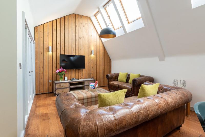 Two-Bedroom Deluxe Apartment image 3