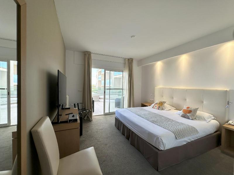 L - Double or Twin Room - Terrace with Sea and Pool View image 1