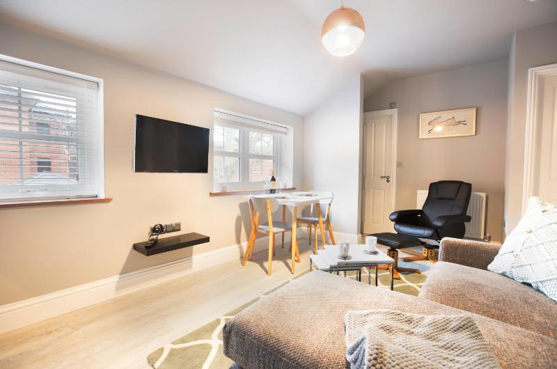 Larges Street - 2 Bedroom Superior Apartment image 2