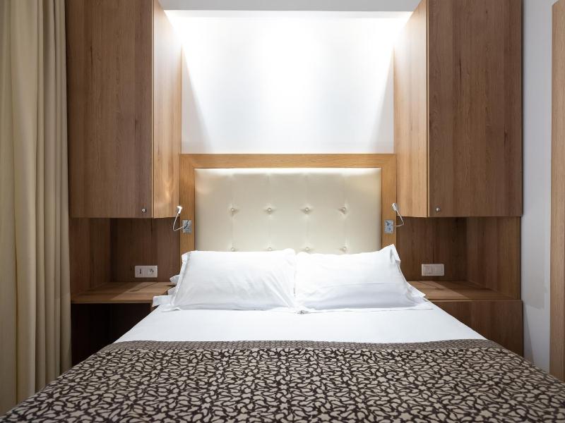 XS - Double Room with Courtyard View - First price Budget image 3