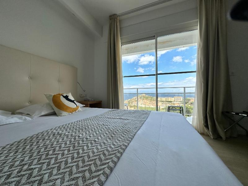 M - Double or Twin Room - Balcony with Sea and Swimming Pool View image 1