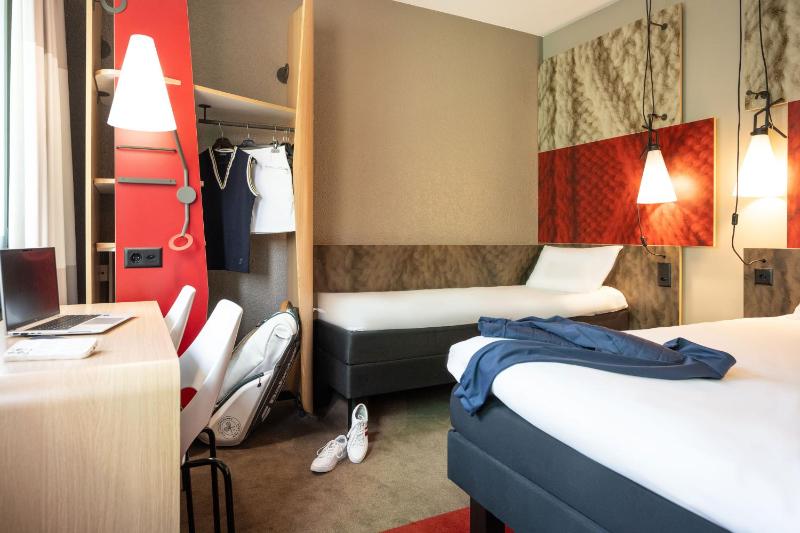Superior Room with 1 Double Bed and 1 Single Bed - Non-Smoking image 4