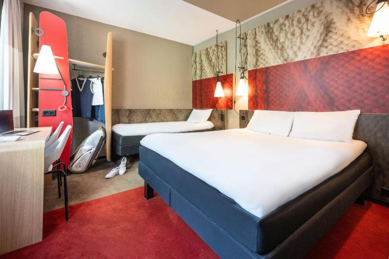 Superior Room with 1 Double Bed and 1 Single Bed - Non-Smoking image 2
