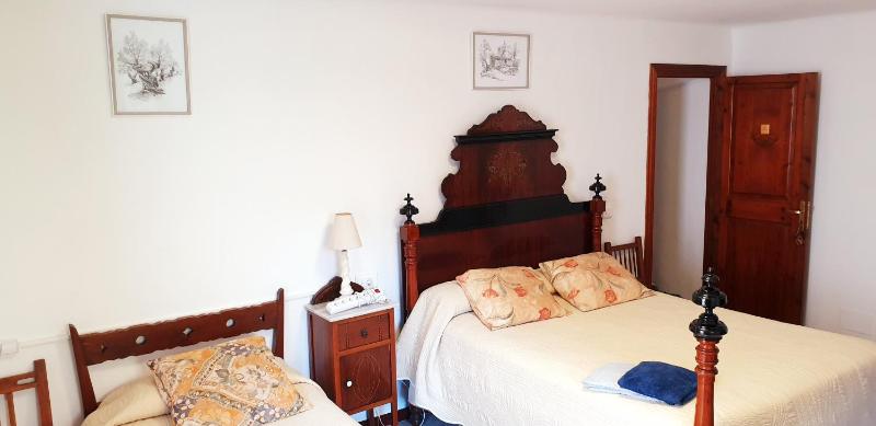 Triple Room with Shared Bathroom image 3