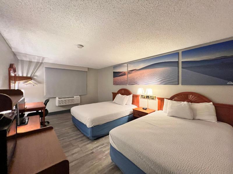 Queen Room with Two Queen Beds - Non-Smoking image 4