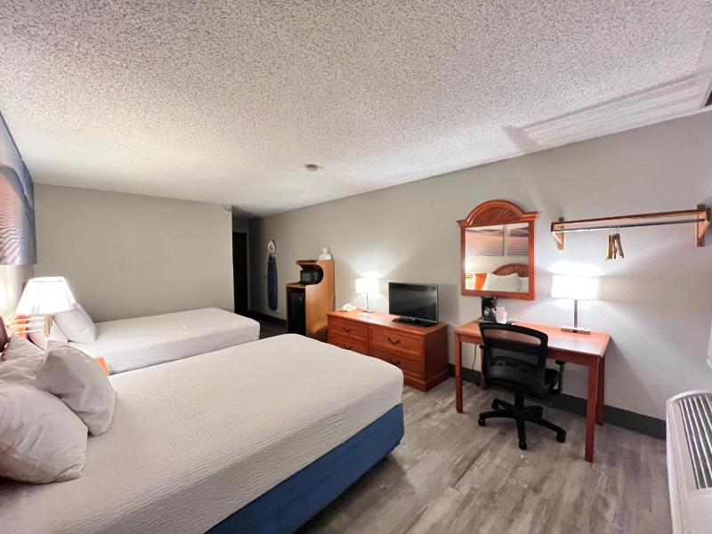 Queen Room with Two Queen Beds - Non-Smoking image 2