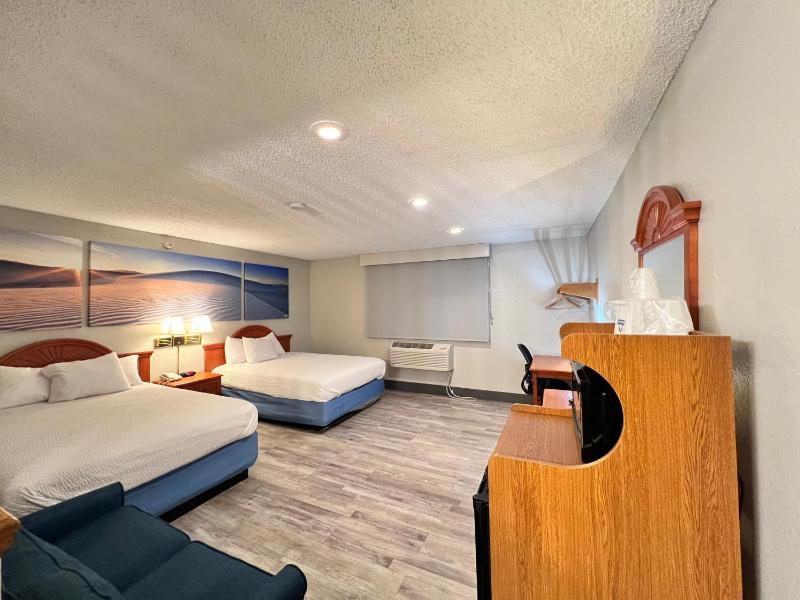 Deluxe Queen Room with Two Queen Beds - Non-Smoking image 2