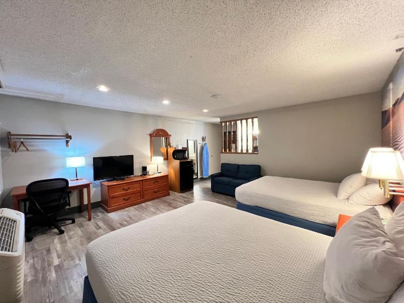 Deluxe Queen Room with Two Queen Beds - Non-Smoking image 3