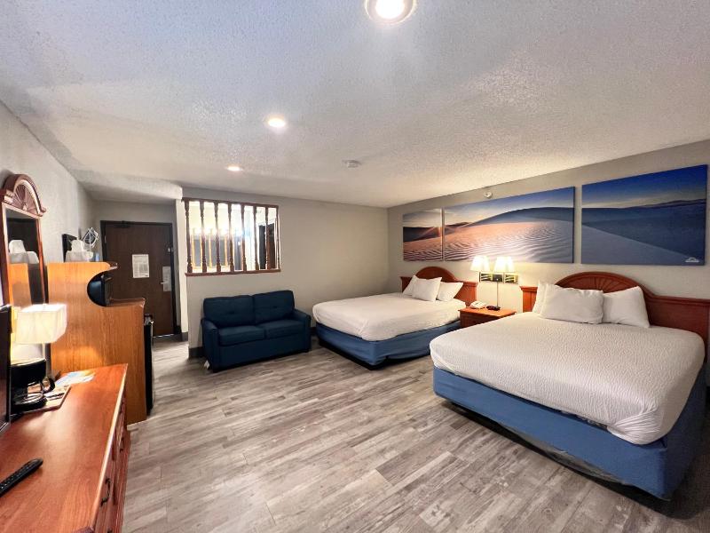 Deluxe Queen Room with Two Queen Beds - Non-Smoking image 4