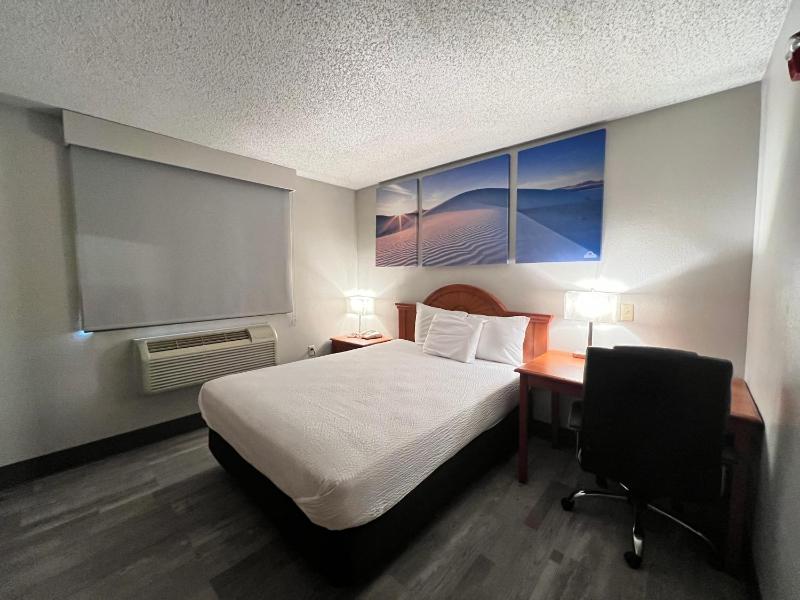 Queen Room, Disability Access, Non-Smoking image 4
