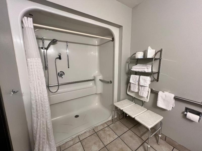 Queen Room, Disability Access, Non-Smoking image 2