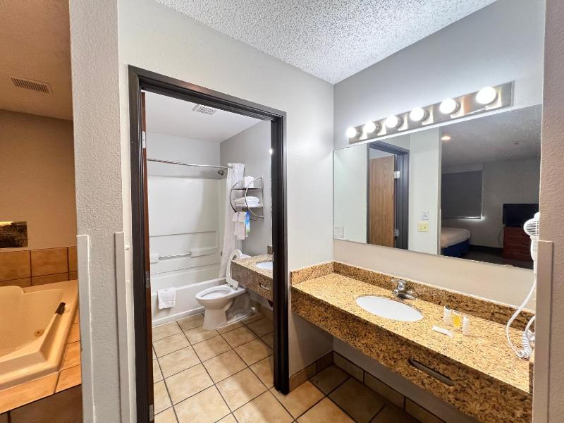 King Studio, Suite, Non-Smoking image 2