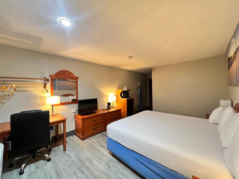 King Room - Non-Smoking image 3