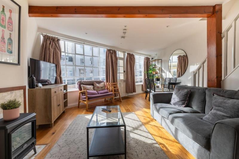 Bright & Quirky 3BD Home - Wellington Terrace! Images