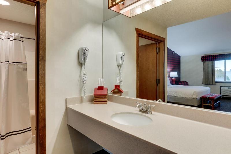 Suite with Hot Tub image 2