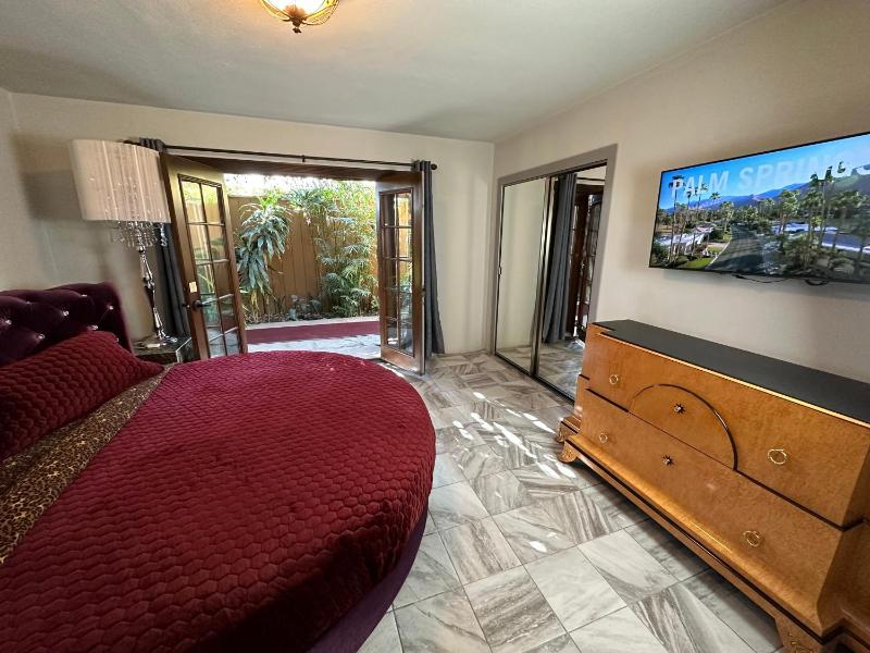 One-Bedroom Deluxe Suite- Men Only image 3