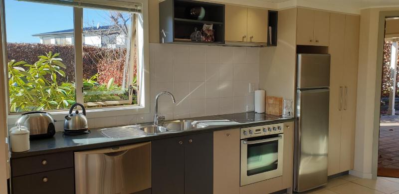 Meadowstone Villa | Cosy with Gas Fireplace & BBQ - image 20