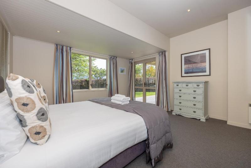 Meadowstone Villa | Cosy with Gas Fireplace & BBQ - image 23