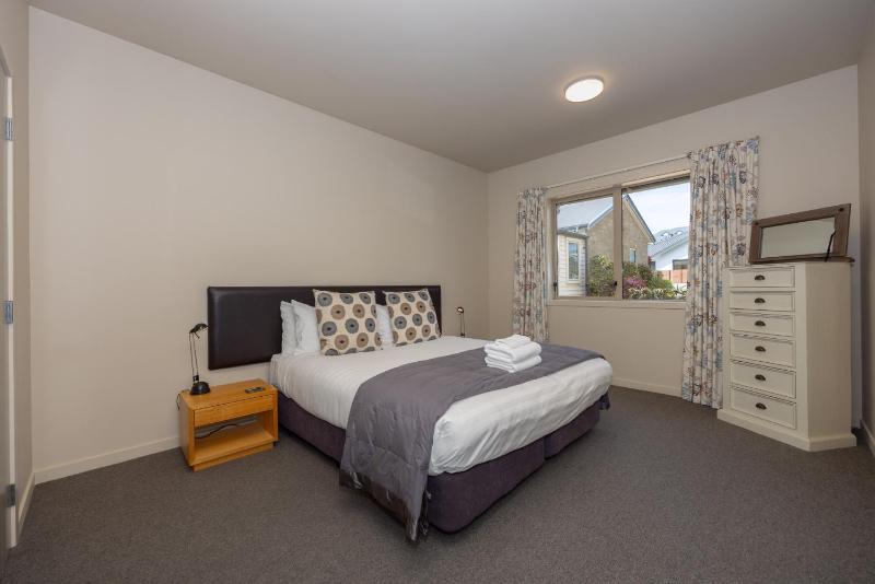 Meadowstone Villa | Cosy with Gas Fireplace & BBQ - image 10
