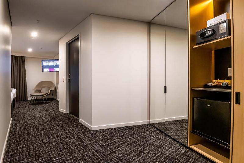 Accessible Queen Room image 3