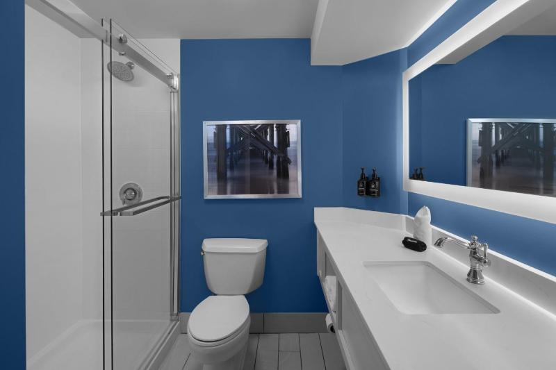 Standard King Room image 3