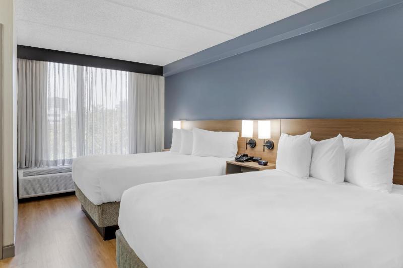 Double Room with Two Double Beds and Sofa bed - High Floor image 4