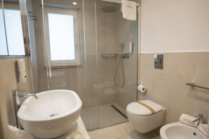 Deluxe Triple Room image 2
