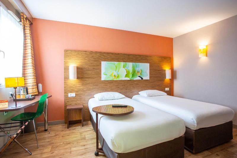 Standard Twin Room image 3