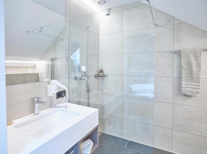 Single Room with Private Bathroom image 3
