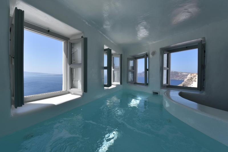 Deluxe Suite with Indoor Plunge Pool and Caldera View image 1