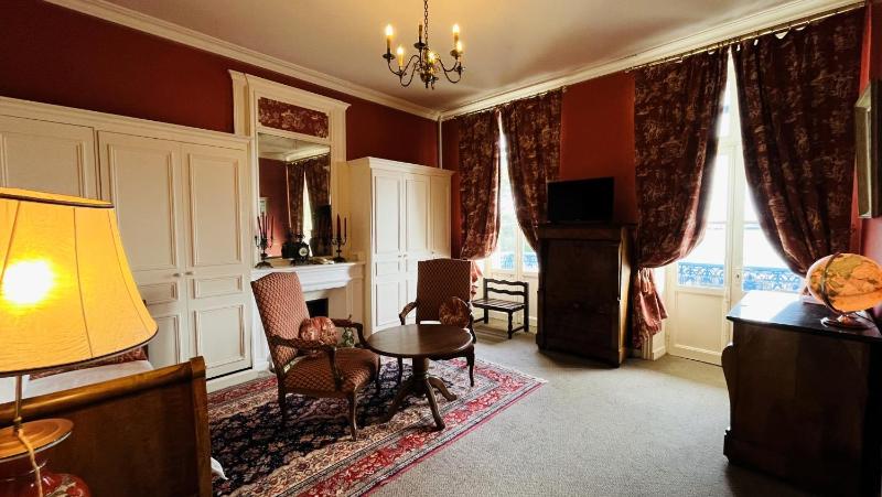 Suite with Balcony and Sea View image 4