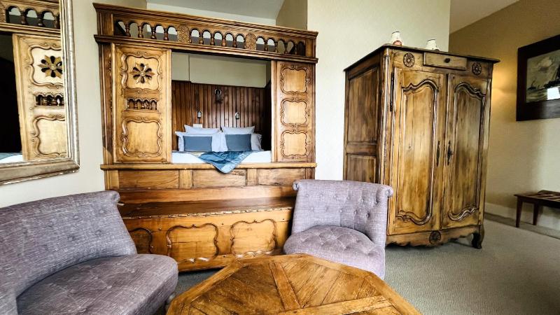 Suite with Balcony and Sea View image 3