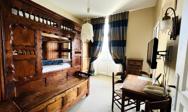 Suite with Balcony and Sea View image 2